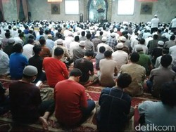 Salat Tarawih Bersama Istri di Masjid Sunda Kelapa, JK juga Berceramah