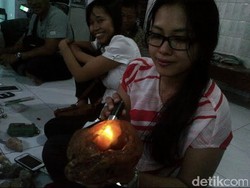 Asyiknya Ngabuburit Sambil Poles Batu Akik di Semarang