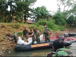 Asyiknya Ngabuburit Susuri Kali Ciliwung Sambil Bersihkan Sampah