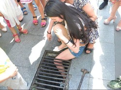 Asyik SMS-an, Remaja di Tiongkok Terjatuh dan Kaki Kirinya Nyangkut di Got