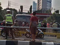 Bus TransJ Tabrak Pejalan Kaki, Pemotor dan Mobil di Depan SPBU Mampang
