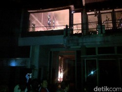 Padamkan Api di Rumah Kos di Semarang, Petugas Damkar Jatuh dari Atap