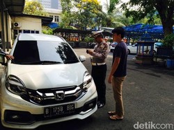 Catat! Mobil Pribadi Tak Boleh Pakai Rotator dan Sirine