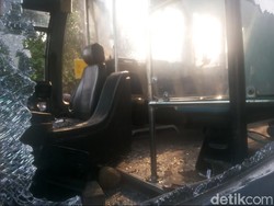 TransJ di Mampang Tabrak 8 Motor dan 3 Mobil, Salah Satunya Alphard