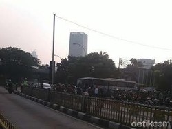 Warga Mengamuk, Bus TransJ yang Tabrak Pemotor Hendak Digulingkan