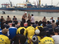 Begini Saat Polisi Bukber Bareng Pekerja Pelabuhan Priok di Pinggir Dermaga