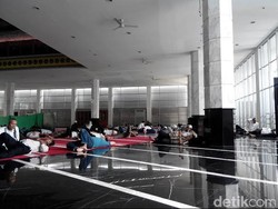 Masjid di Pemkot Jaktim Sejuk, Ratusan PNS Tiduran Sambil Ngadem