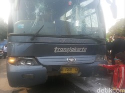 Polisi: TransJ Rem Blong Tabrak 4 Motor di Mampang