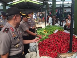 Kapolda Kalbar Blusukan ke Pasar Cek Harga Cabai, Telur, dan Beras