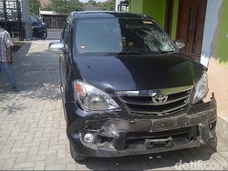 Mobil Berstiker Kostrad Diamuk Warga Usai Tabrak Pemotor