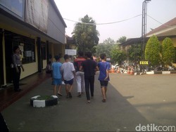 5 ABG ini Diamankan karena Iseng Taruh Paku di Rel Kereta Bogor-Jakarta