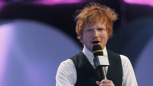 Ed Sheeran merayakan ulang tahun ke-28 dengan bermain sepak bola di Brasil.