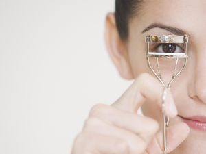 Tips Pakai Penjepit Bulu Mata agar Bulu Mata Tidak Ikut Tercabut