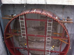 Penampakan Pemasangan Dudukan Bor Raksasa di Patung Pemuda Senayan