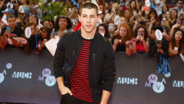 Nick Jonas baru dua bulan menjalin asmara dengan Priyanka Chopra.