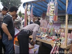 Polisi Masuk ke Pasar di Lebak, Sita Petasan dari para Pedagang