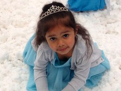 Pelukan Hangat Dunia untuk Bocah Aborigin Queen Elsa