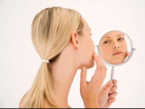 Tak Cuma Urusan Kebersihan Kulit, Stres dan Merokok Juga Picu Jerawat