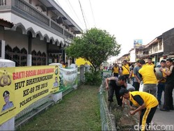 Isi Kegiatan Ramadan, Polisi ini Pilih Bersihkan Masjid