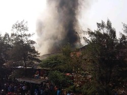 Permukiman Padat Penduduk di Pasar Rebo Terbakar, Lalin Macet Parah