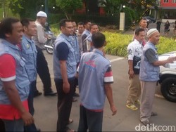Polsek Kelapa Dua Ngabuburit Sambil Bagi Takjil ke Pemulung