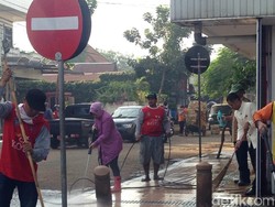 Aktivitas Risma di Bulan Ramadan, Pagi ini Ikut Ngepel Trotoar