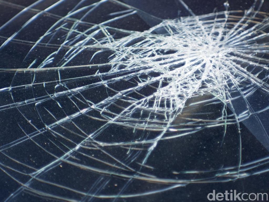 Detik-detik Menegangkan Mobil di Jaksel Dilempar Batu hingga Kaca Retak