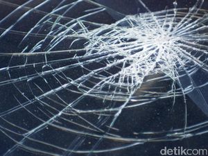 Jasa Marga Cek Info Pelemparan Batu ke Mobil di Tol Japek Jasa Marga Cek Info Pelemparan Batu ke Mobil di Tol Japek