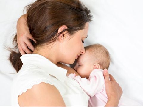 Tips Anti Panik Menyusui Sehari Usai Melahirkan