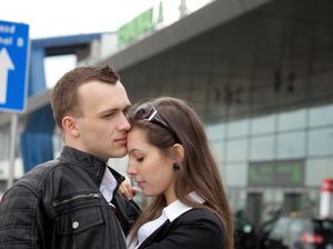 Watch Out Ladies, Ini 7 Tanda Si Dia Masih Kangen Mantan Pacarnya