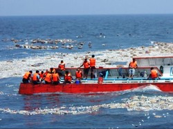 Prajurit TNI AL Selamatkan Korban Kapal Tenggelam di Selat Malaka
