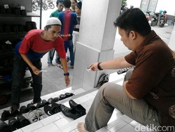 Jaga Sepatu di Mesjid Selama 5 Jam, Pria Ini Bisa Peroleh Rp 150 Ribu