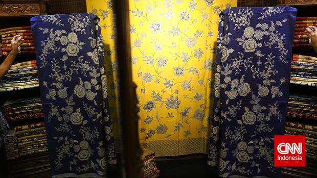 Motif bunga dengan warna dasar kuning dan biru pada kain batik dari Solo ini dijual dengan harga 6 juta rupiah perlembar saat Gelar Batik Nusantara di Balai Sidang Jakarta, Rabu, 24 Juni 2015. CNN Indonesia/Safir Makki