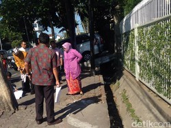 Kenakan Kebaya, Risma Pantau Proyek Saluran Air