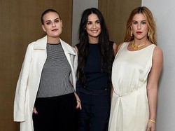 Pose Berbikini, Demi Moore Seperti Kakak dan Adik dengan 2 Anaknya
