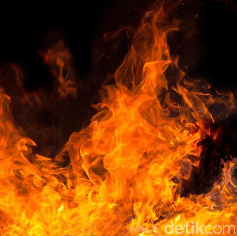Polisi di Cianjur Terbakar Hidup-hidup Saat Kawal Demo Mahasiswa Polisi di Cianjur Terbakar Hidup-hidup Saat Kawal Demo Mahasiswa