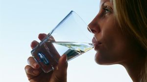 Terlalu Banyak Minum Air Juga Tidak Baik, Ini Tandanya