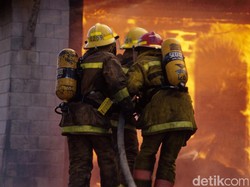 Satu Gedung di Benhil Jakpus Terbakar, 12 Unit Mobil Pemadam Dikerahkan