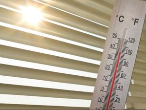 Suhu Panas Capai 36 Derajat Celcius, BMKG Imbau Warga Kurangi Kegiatan Luar Suhu Panas Capai 36 Derajat Celcius, BMKG Imbau Warga Kurangi Kegiatan Luar