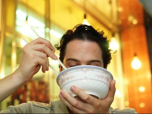 Mitos atau Fakta Makan Banyak Bikin Ngantuk? Mitos atau Fakta Makan Banyak Bikin Ngantuk?