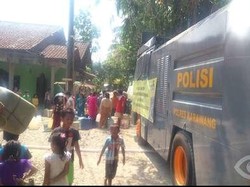 Polres Karawang Pakai Water Cannon Antar Air ke Warga yang Kekeringan