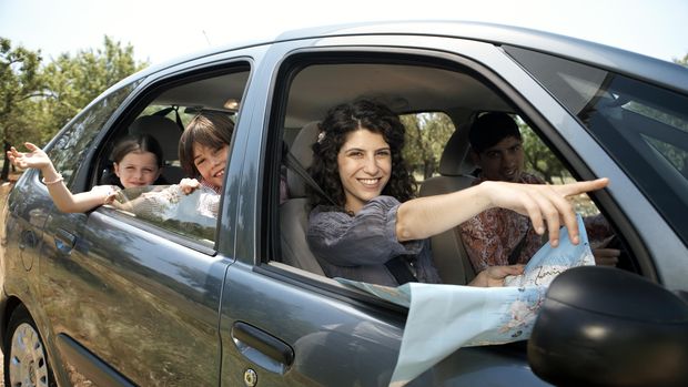 Ilustrasi mudik bersama keluarga mengendarai mobil