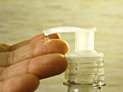Tak Sempat Cuci Tangan, Boleh Saja Bersihkan Tangan Pakai Hand Sanitizer