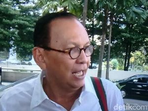 Menilik Banyak Foto Roy Marten Bareng Cewek ABG