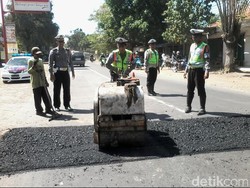 Polisi di Probolinggo Bantu Perbaiki Jalan Berlubang