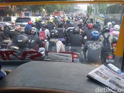 Duh! Setiap Pagi Para Pemotor Antre Menunggu Palang Pintu Busway Dibuka