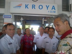 Cerita Pejabat KAI ke Ganjar soal Pelemparan Batu ke KA di Jateng