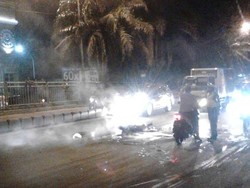 Motor Terbakar di Tengah Jalan Daan Mogot, Lalin Macet