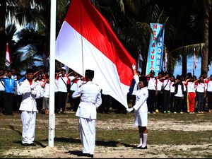 Siswa Wajib Nyanyikan Indonesia Raya 3 Stanza saat Upacara Bendera Siswa Wajib Nyanyikan Indonesia Raya 3 Stanza saat Upacara Bendera