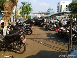 Lahan Terbatas, Polres Jakpus Terpaksa Pakai Jalan Kramat Raya untuk Parkir